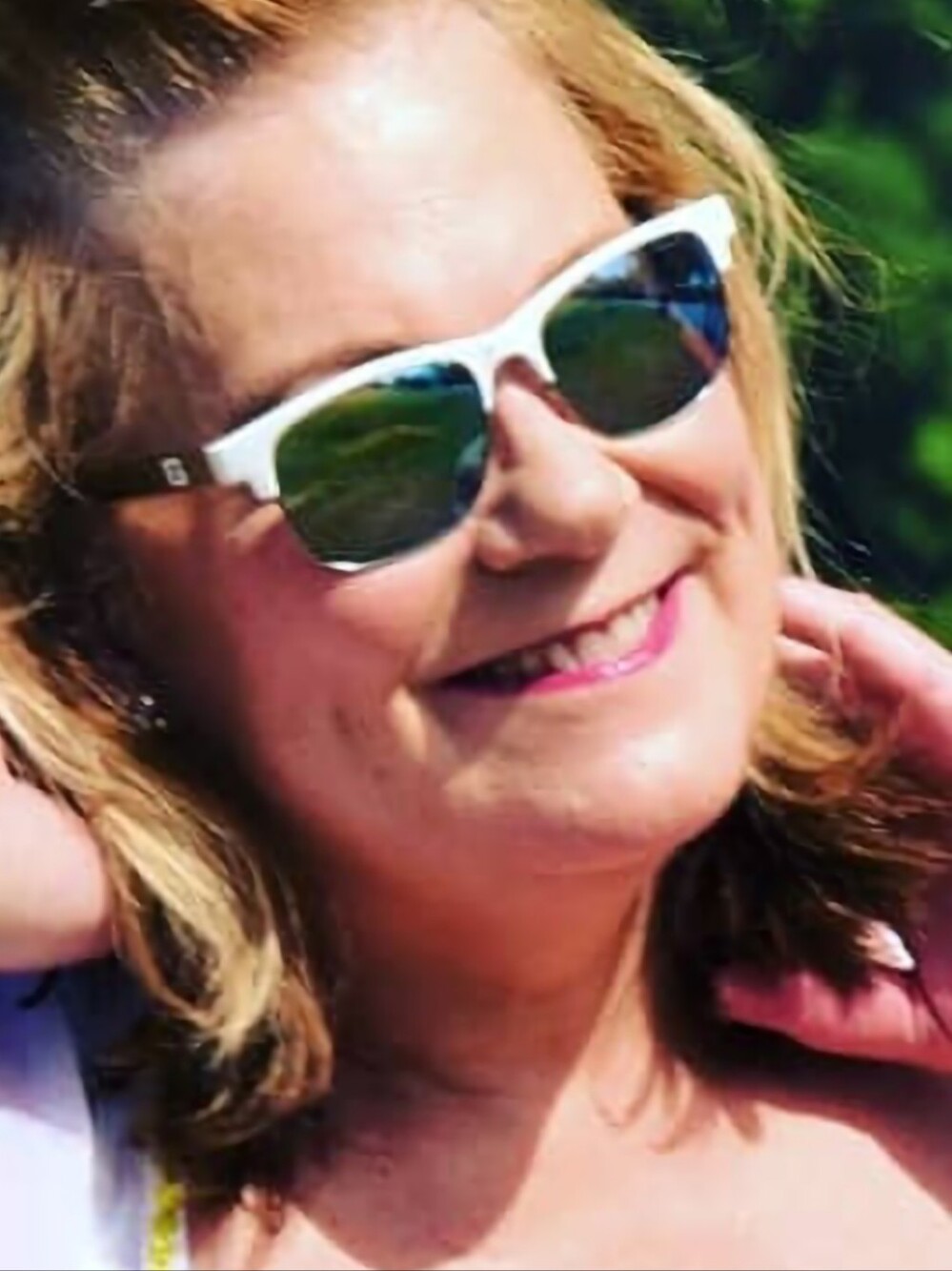 White Frame Mirrored Lens Sunglasses